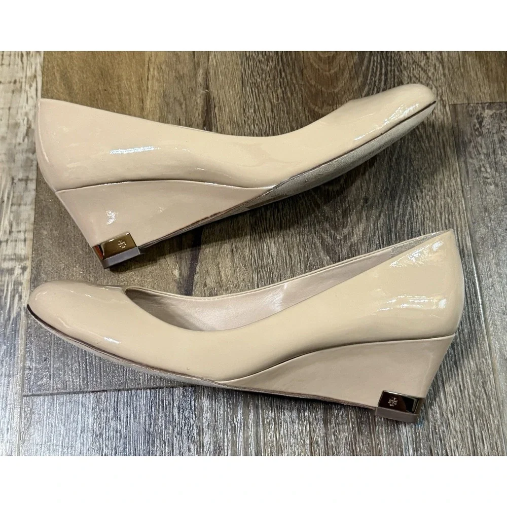 Tory Burch Astoria Nude Patent Leather Beige Wedge Pump Heels Women's Size 8